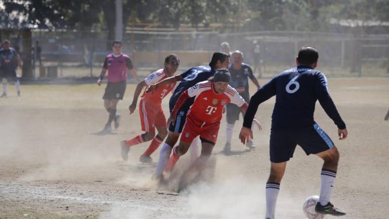Los campos del Club Deportivo Muralla albergan las acciones de la Liga de Futbol Veteranos Platino.