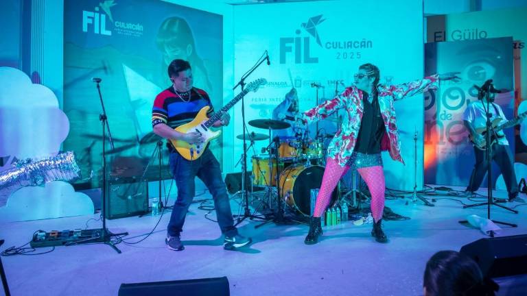 Pistache hace bailar a los niños y niñas de Culiacán.