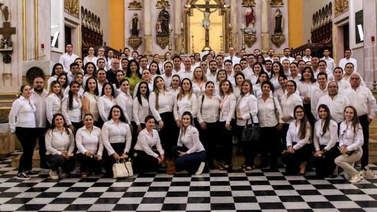 Directivos y colaboradores de Impulsa Inmuebles agradecen a Dios por su 33 Aniversario.