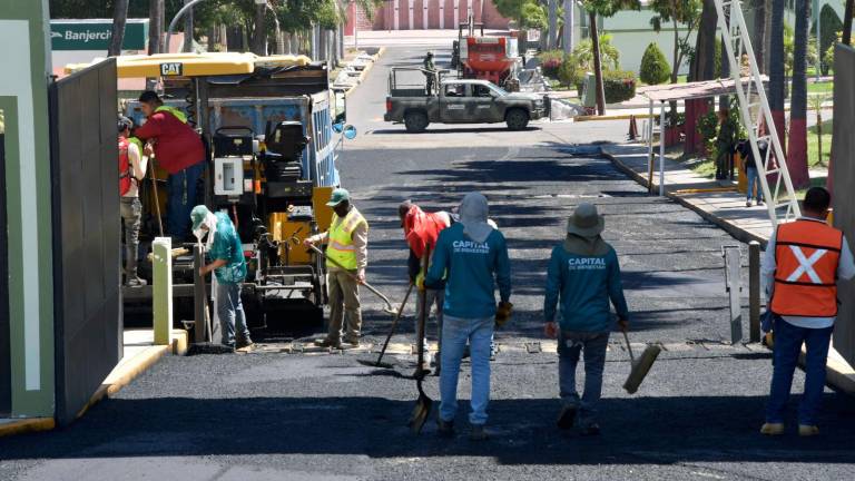 Personal del Ayuntamiento de Culiacán realiza bacheos de calles en el sector norte.