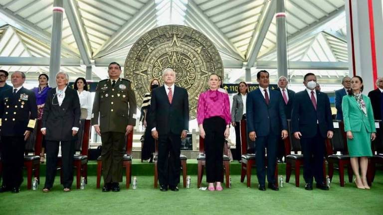El Presidente, su esposa, el gabinete y gobernadores.