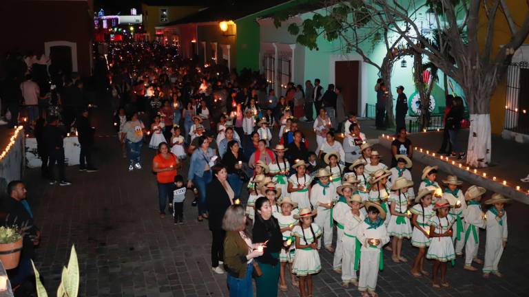 Por las calles de Cosalá, miles de personas participan en la Fiesta de las Velas en honor de la Virgen de Guadalupe.