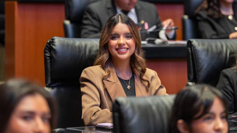 Jóvenes de diferentes entidades, entre ellos Electra Abigayl Velarde, participaron en el Senado de la República en el Parlamento Juvenil.