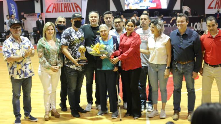 Edith Mariscal recibió un reconocimiento en el arranque del Cibacopa en el puerto.