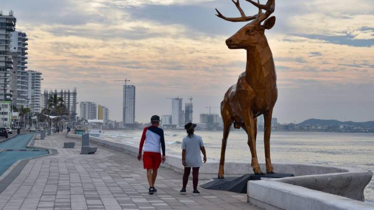 La imponente figura de un venado llama la atención de turistas y locales a su paso por el malecón de Mazatlán.