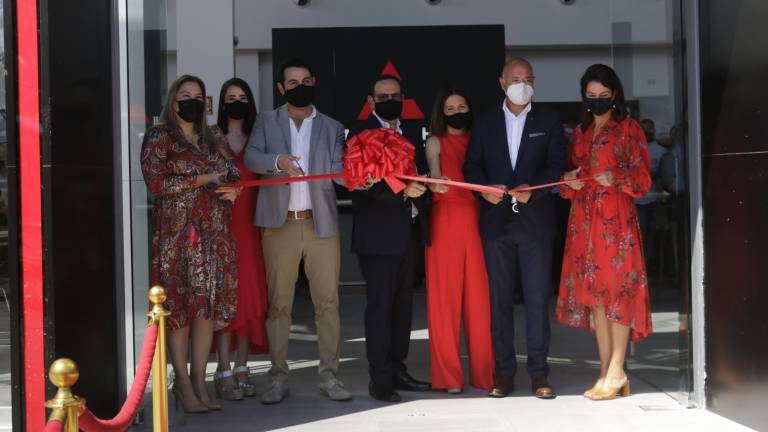 Directivos y autoridades realizan el corte de listón de Mitsubishi Motors Culiacán.