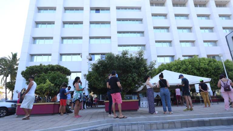 Turistas asisten a votar en casilla especial de Conapesca, en Mazatlán