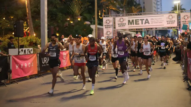 Juan Luis Barrios (601) se impuso en la rama varonil con un tiempo de 1:07:40.