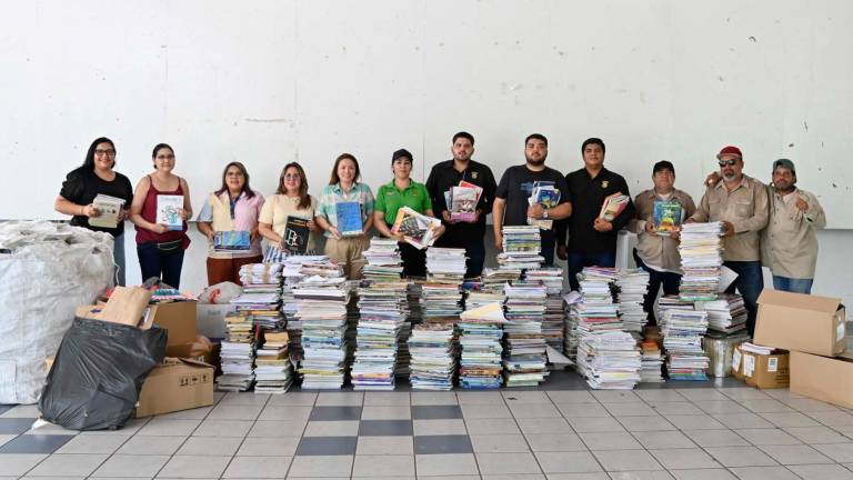 Estudiantes, docentes y personal administrativo de la Preparatoria Central Diurna ayudaron a recolectar más de 700 kilos de libros, papel y plástico PET.