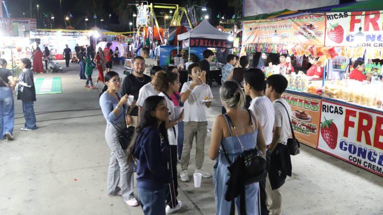 Familias y visitantes recorren los pasillos de la Expoferia Canaco 2025, que este año celebra su 40 aniversario con mayor afluencia y una variada oferta de espectáculos.