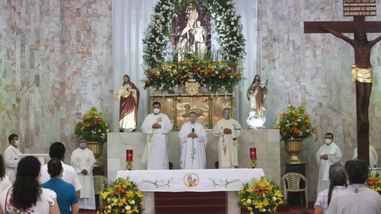 Feligreses celebran a la Virgen del Carmen