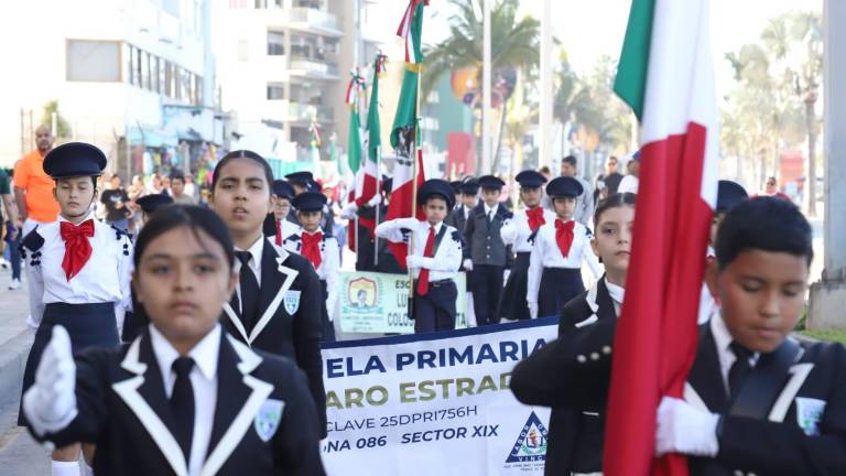 Estudiantes de primaria participan en desfile conmemorativo por el Día de la Bandera en el Malecón de Mazatlán.
