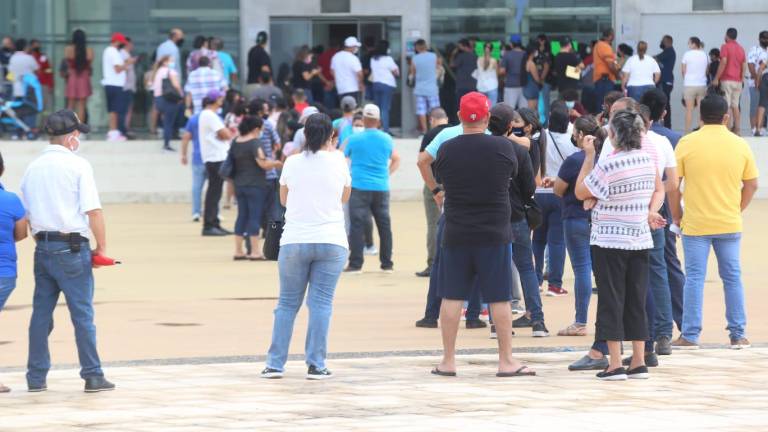 La vacunación contra el Covid en el Centro de Convenciones de Mazatlán se vuelve lenta, pues faltaron los vacunadores