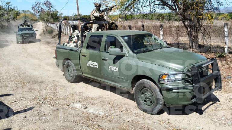 Elementos de las Fuerzas Armadas durante un recorrido en la zona donde encontraron fosas clandestinas cerca de la comunidad de El Verde, en Concordia.