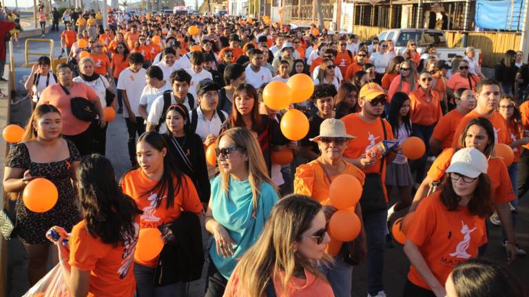 Poco más de 2 mil personas marcharon vestidas de naranja por el Paseo Claussen hasta el Palacio Municipal.
