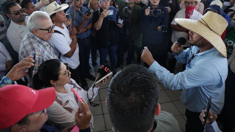 La reunión se pactó inmediatamente después de que los manifestantes impidieron el acto.