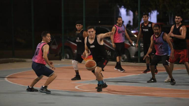 Halcones vuelan alto en la Liga Burócrata de baloncesto