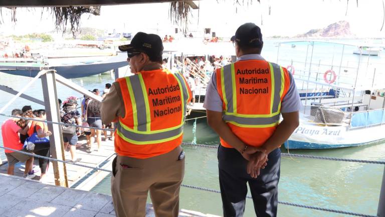 Inspectores de Capitanía supervisaron catamaranes y yates para garantizar seguridad en los paseos turísticos.