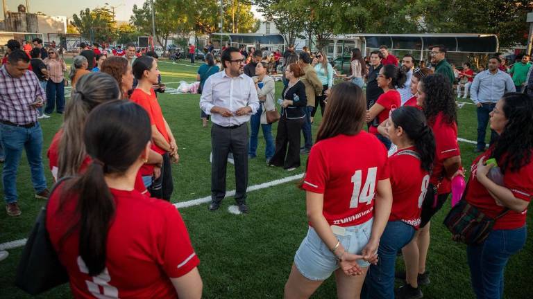 El Alcalde Juan de Dios Gámez Mendívil encabezó la entrega de una nueva cancha en el fraccionamiento La Puerta.