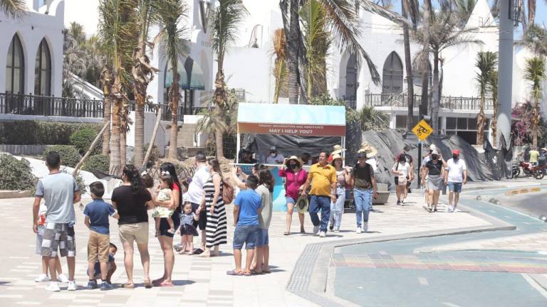 En el último fin de semana vacacional, turistas disfrutan de Mazatlán