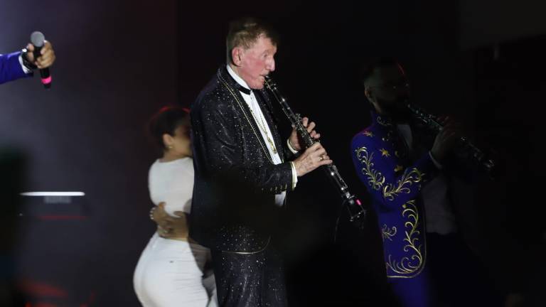 Don Germán Lizárraga recibió un homenaje durante la coronación de Mariana I, Reina de los Juegos Florales del Carnaval 2026.