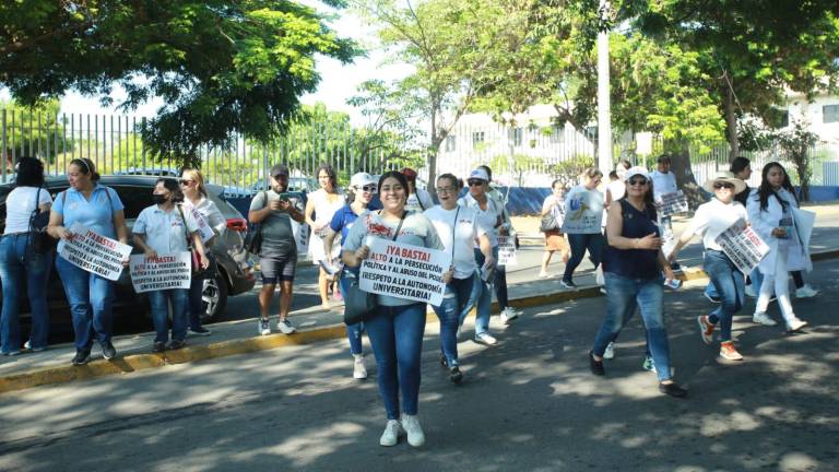 Decenas de personas de la comunidad de la UAS se unieron a la manifestación de este sábado en Mazatlán.
