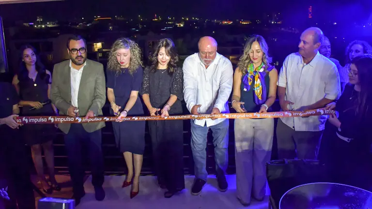 Directivos de Impulsa Inmuebles e invitados especiales realizan el corte de listón.