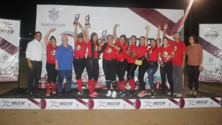 La Unidad Deportiva Benito Juárez fue el escenario para la premiación de la Liga Municipal de Softbol Femenil.