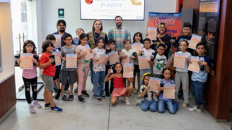 Los pequeños participantes reciben su diploma.