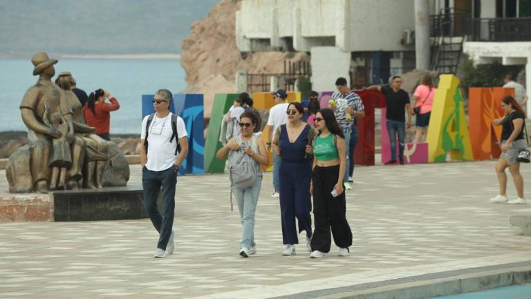 Ni las temperaturas ni la cuesta de enero han impedido que turistas visiten Mazatlán.