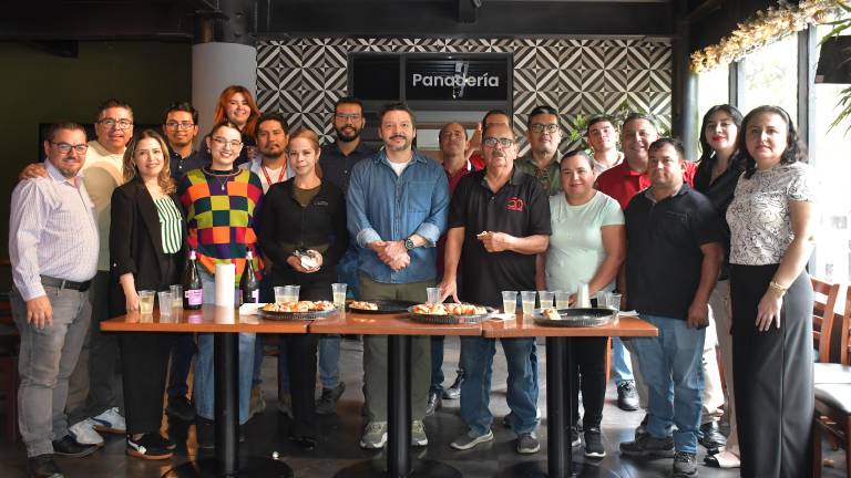 Personal de Noroeste en Culiacán realizan el tradicioanal brindis para recibir el Año Nuevo.