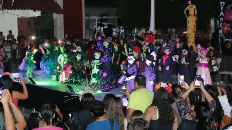 Niños, jóvenes y adultos participaron en la festividad.