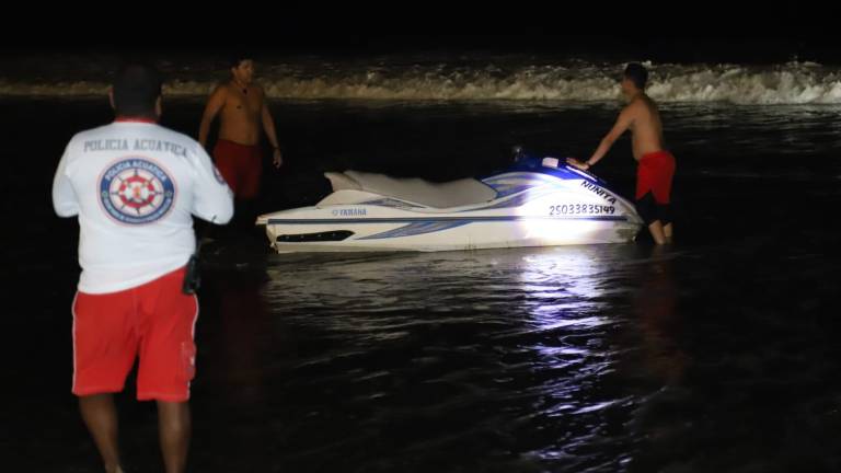 Elementos del Escuadrón de Salvamento Acuático realizaron el remolque de las motos acuáticas y pusieron a salvo a los involucrados en el incidente.