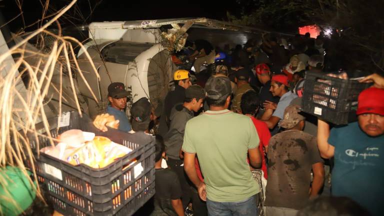 Se señaló que la rapiña se hizo presente en el lugar, donde cientos de personas esperaron a que las autoridades terminaran el parte del accidente para robar el producto.