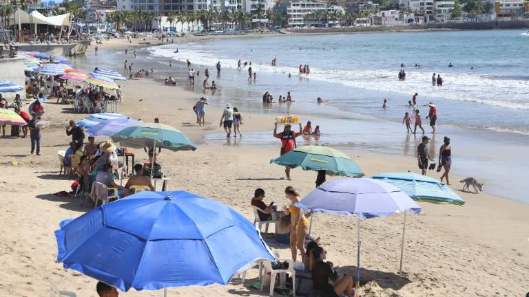 A lo largo del malecón se puede apreciar la presencia de bañistas.