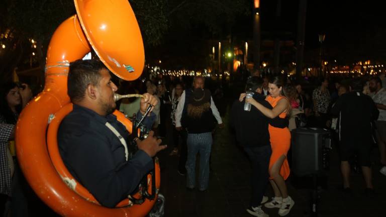 La celebración del lunes de Carnaval de Mazatlán no solo llenó Olas Altas, sino también la Plazuela Machado, donde dos bandas sinaloenses pusieron el ambiente.