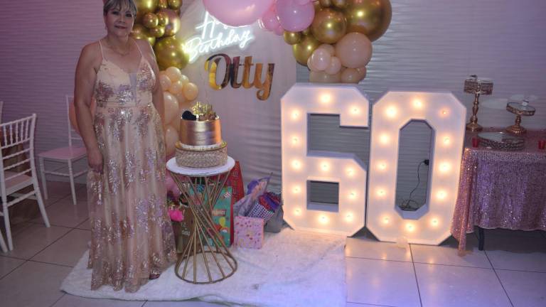 Otti Herrera celebró sus 60 años rodeada del cariño de familiares y amigos.
