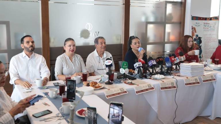 La dirigencia de Canaco en Mazatlán presenta el resultado de la encuesta aplicada a turistas durante el verano.