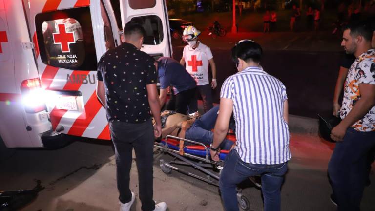 Dos heridos de gravedad, viajaban en motocicleta y chocan contra automóvil en Urbi Villas de Mazatlán