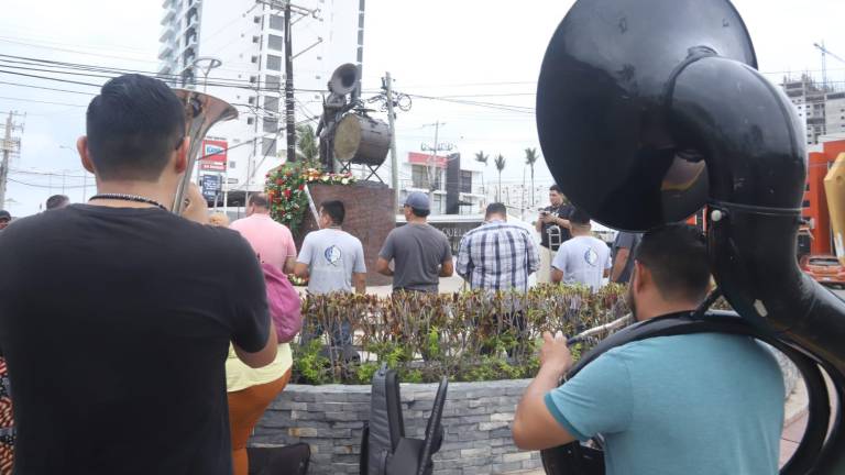 Músicos se reunieron este sábado en la estatua de don Cruz Lizárraga en Mazatlán para conmemorar su natalicio.