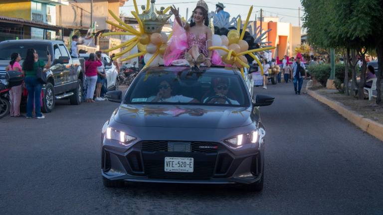 La Reina de las Fiestas del Mar de Las Cabras 2025, Brissa Zambrano, encabeza el desfile de candidatas y candidatos a los reinados de este año.