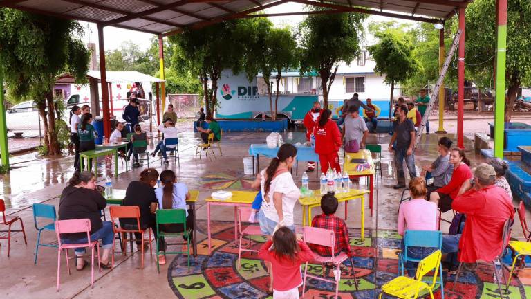 El DIF Municipal de Culiacán habilitó la cocina móvil para atender a personas alojadas en albergues.