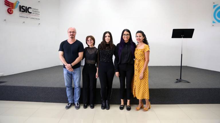 Los alumnos de flauta acompañados de sus maestros.