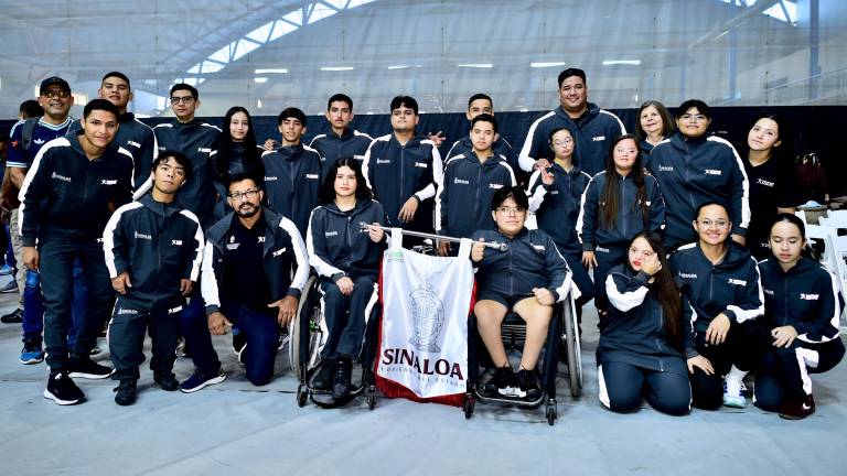 Parte de la delegación sinaloense, con el banderín del Estado.
