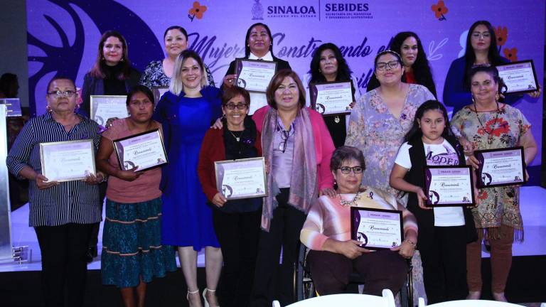 Reconocen a 12 mujeres por construir el bienestar en Sinaloa