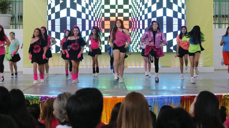 Alumnos de Secundaria abren el festival bailando.