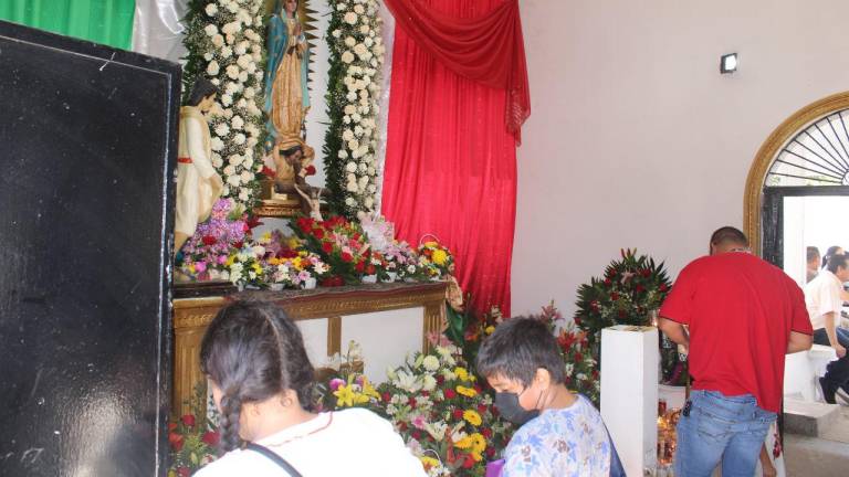 Fieles a la Virgen de Guadalupe llegan a la Capilla de ‘El Gallo’, en Escuinapa