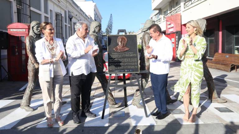 El Secretario de Turismo, Miguel Torruco, quien dijo ser amigo de Pete Best, develó la placa junto al Alcalde Édgar González y la titular de Sectur estatal, Estrella Palacios.