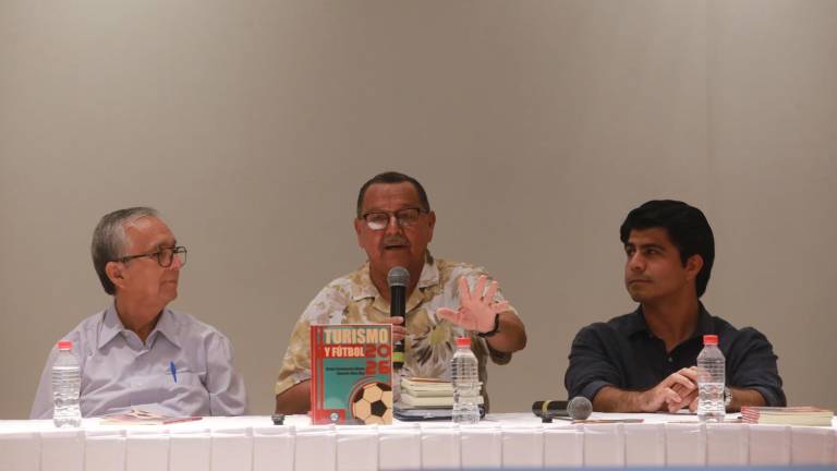 El profesor Jorge Daniel Pagola participó como comentarista invitado en la presentación del libro “Turismo y futbol 2026”, que se celebró en la Casa del Marino.