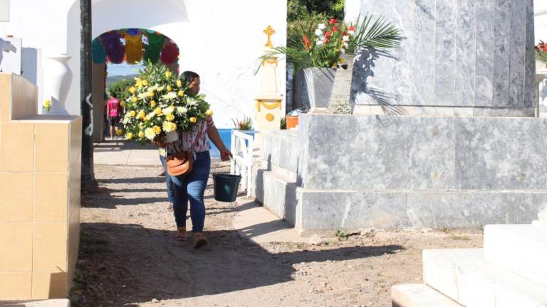 Algunas personas acudieron a depositar flores y otros detalles al Panteón Municipal Benito Juárez.